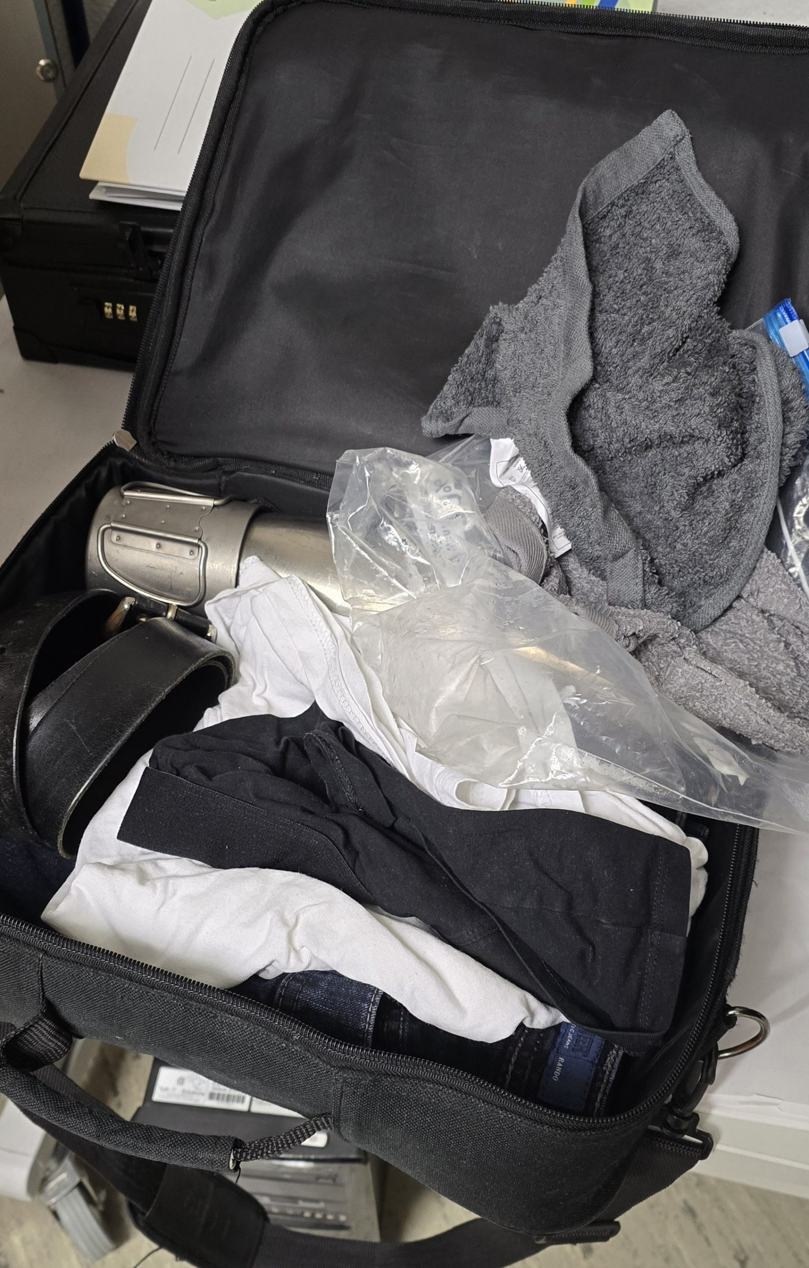 Gepäck beim Pendeln, mit Waschlappen, Handtuch, Wäsche