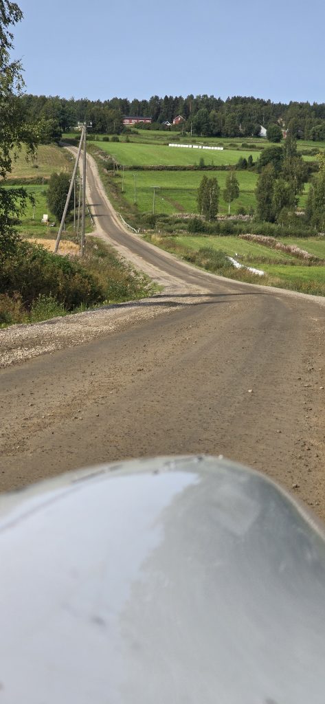 Erste Kilometer über unbefestigte Straße